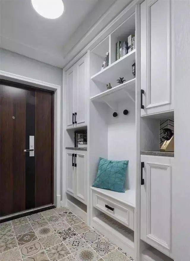 玄關怎么設計比較好看實用？鞋柜換鞋凳成標配 收納功能更是強大